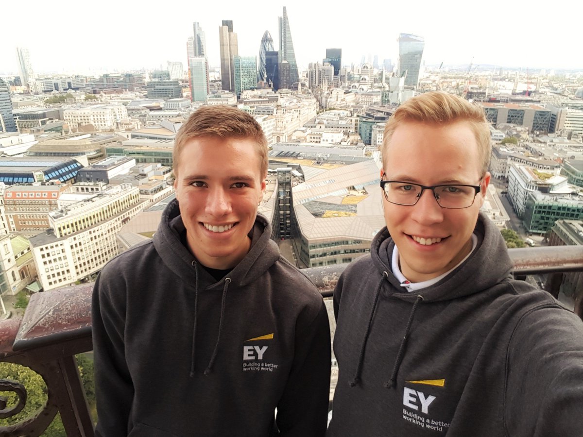 JanJindra2's tweet photo. Experiencing London at its best! #CzechUSoutEY #EYsip2016 #Czech 🇨🇿#American 🇺🇸#EYinterns https://t.co/s77t2z2skL