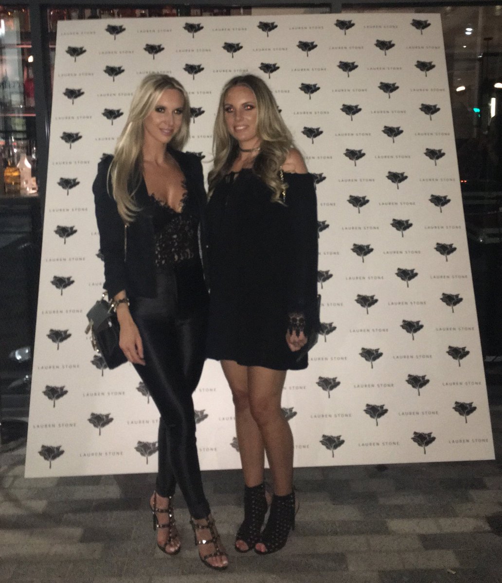 Geri_Wright's tweet photo. @FoxHaleBarns 👯 @CarlyBMua https://t.co/qKsLgvykoF