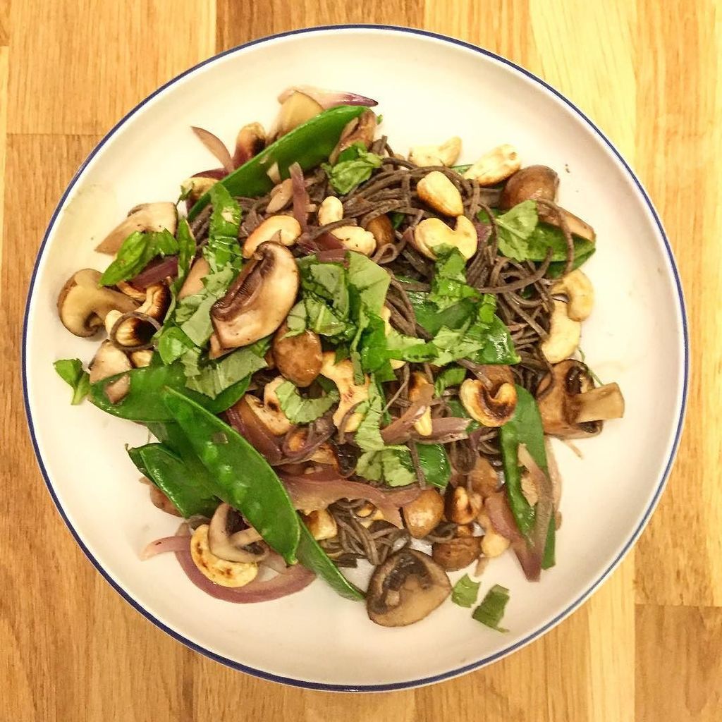 foodgloryus's tweet photo. Late night stir fry 👏🏾👏🏾👏🏾 #stirfry #mushrooms #mongetout #blackbeanspagetti #wheatfree #vegetarian #sugarfree #veg… https://t.co/usS8lCtpWQ