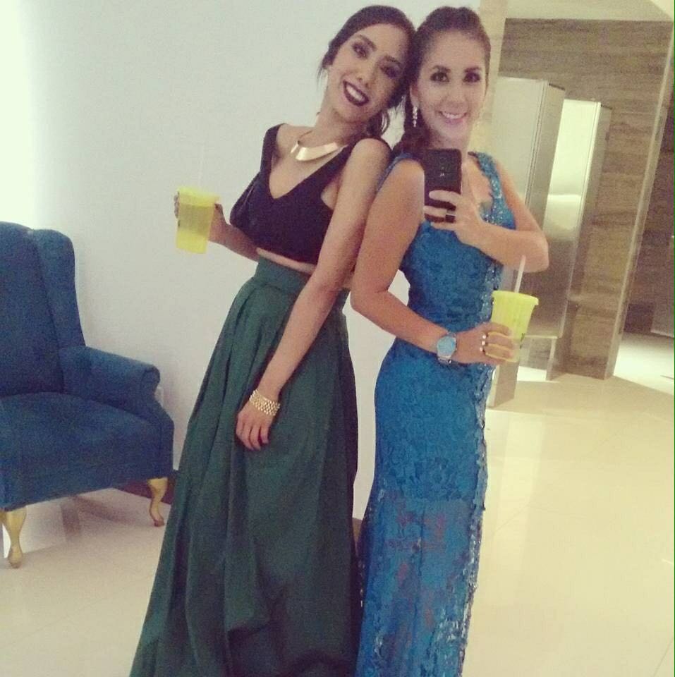 salma_su00's tweet photo. Cuando las amigas comparten la misma locura que tuuu... 👯🤘💅😜 #boduki #chio #yo https://t.co/bLSaVcN197