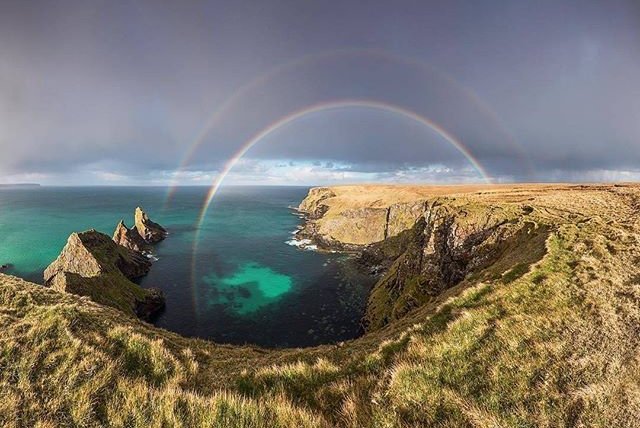 VisitScotland's tweet photo. Make a wish! The end of a double rainbow at North Tolsta, Isle of Lewis, #OuterHebrides 😊 🌈  📷 IG/@Edinburghbeyond https://t.co/wiTBvBYh5u