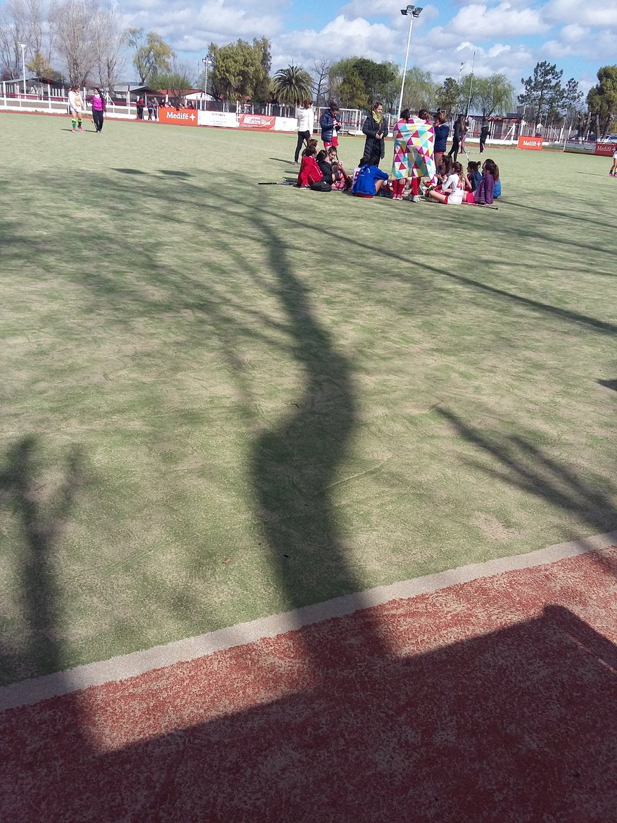 quemerodelsurok's tweet photo. #HockeySobreCesped
R2F5 vs #ViloB
9na: 12-0
8va: 10-0
7ma: 18-0
6ta: 17-0
5ta: 3-2
Inter 0-3
1ra: 0-0 https://t.co/rDKFJixH4t