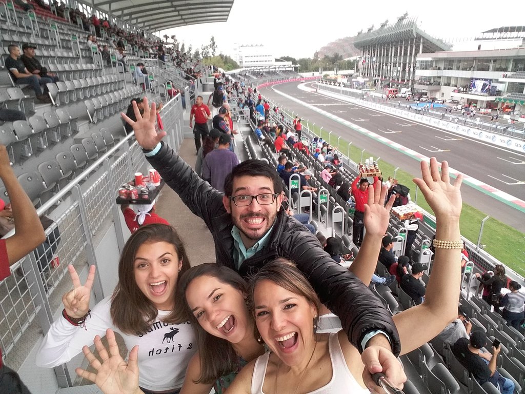 veronikfg's tweet photo. #6HMEXICO #WEC2016 @6horasmexico @AutosyMas disfrutando en familia de la gran carrera 🚘🚘🚘🏁 https://t.co/DnjL7bvMVY