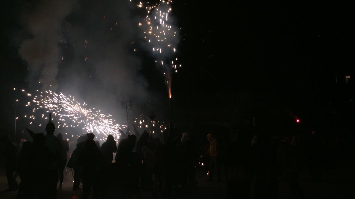 scgramenet's tweet photo. Tancant el Correfoc de #festacoloma2016 #FME2 https://t.co/nTUAqHkFg0