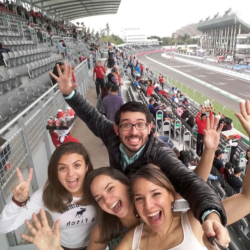 Ojperna's tweet photo. Selfie ganador del concurso!!!! A la mejor foto.... Disfrutando en familia la gran #WEC #6hMexico @AutosyMas .... 🏁🚘 https://t.co/SbE81dMzSN