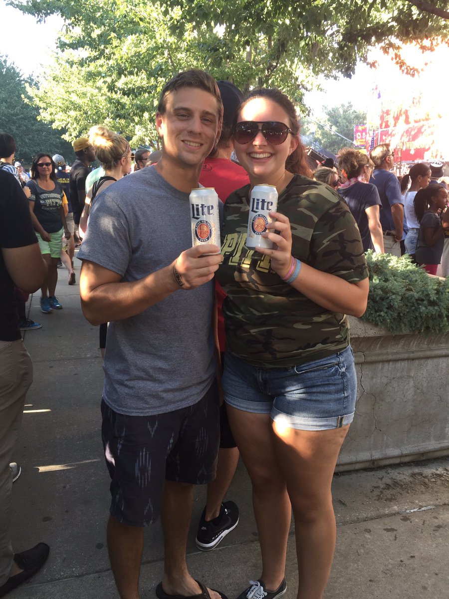 G_Pints_15's tweet photo. #LaborDayWeekend #KickOffRibFest @heinzfield with @m2third and @millerlite https://t.co/y2LB213hQb