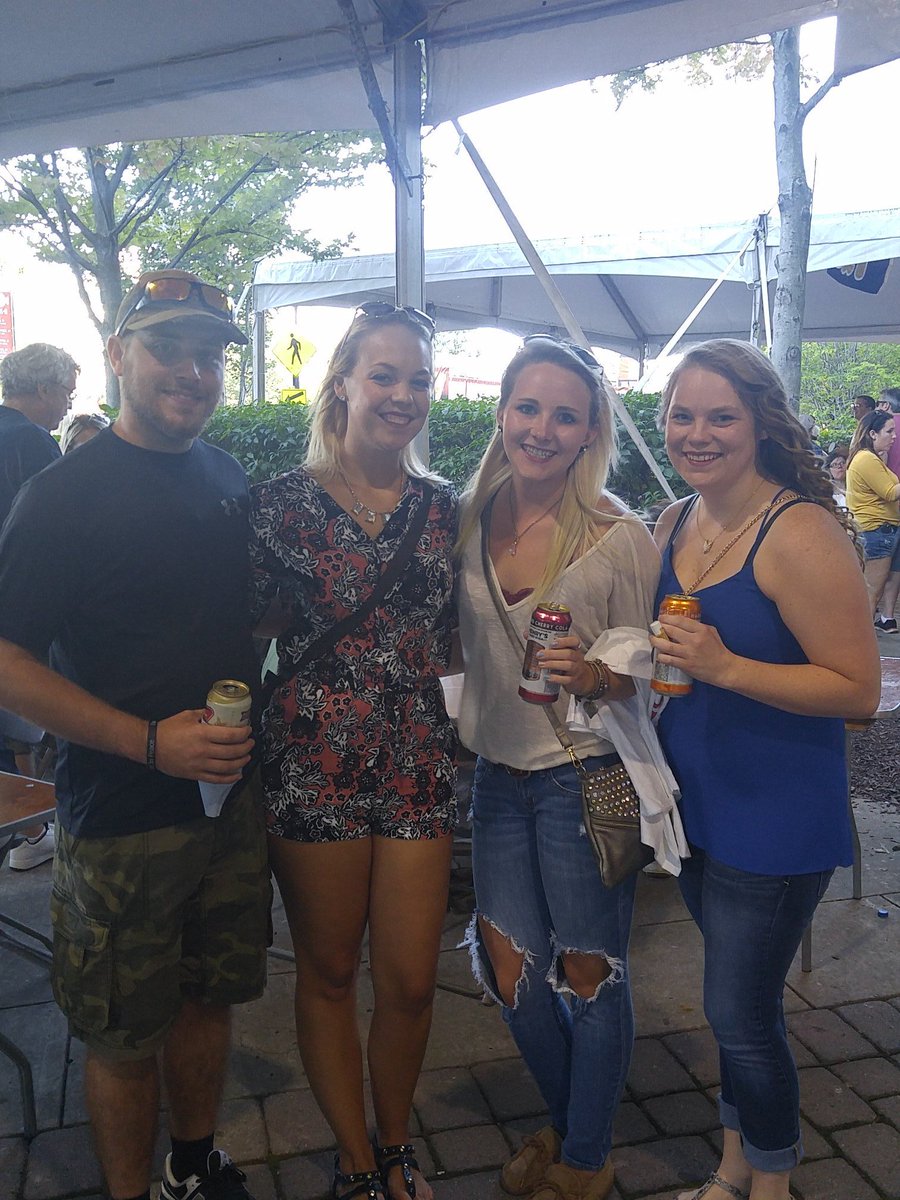 lil_hwayne's tweet photo. #LaborDayWeekend #kickoffribfest @heinzfield @M2Third @MillerLite https://t.co/hTUVWaTOe2