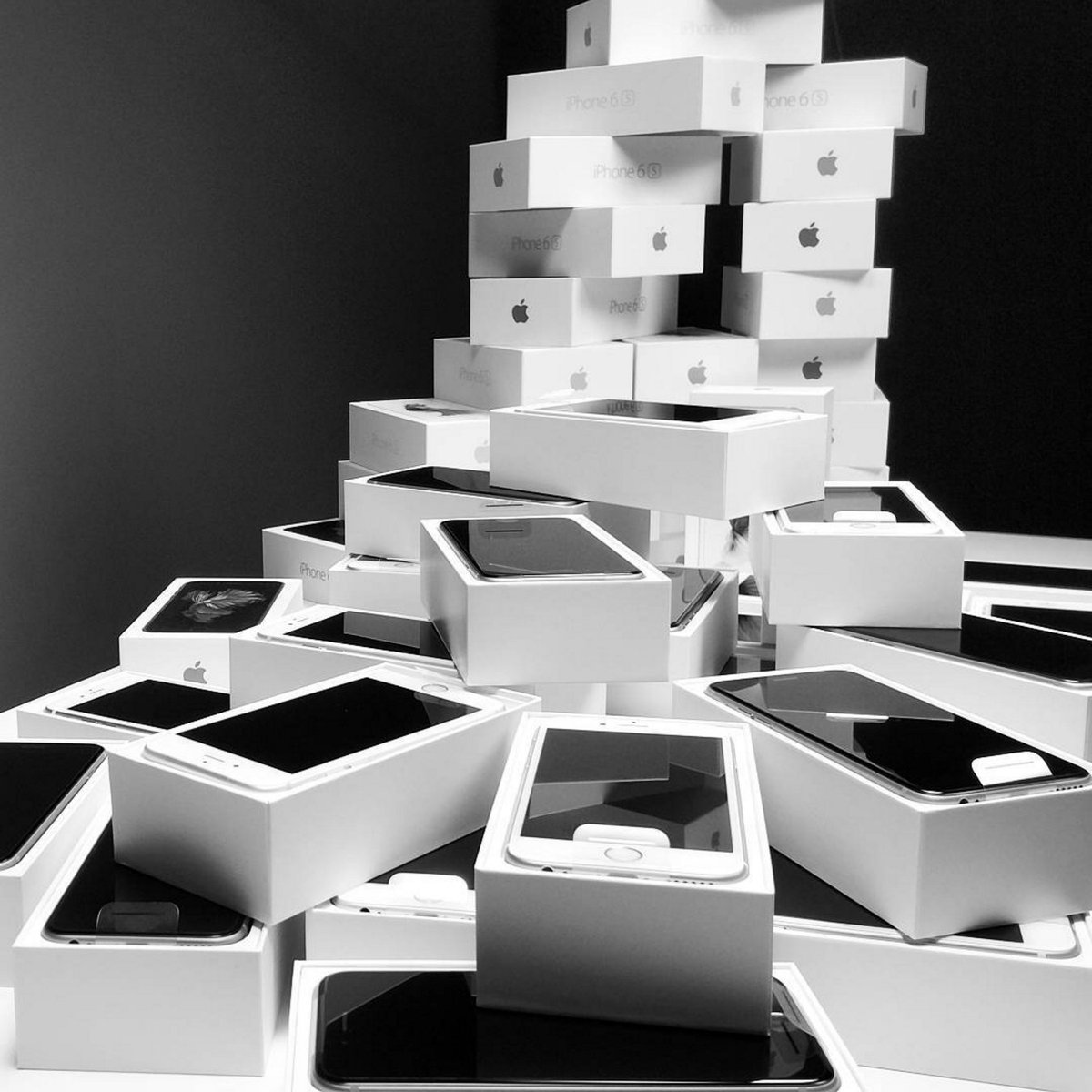 dbrand's tweet photo. Winner #045 is live: https://t.co/v7EqoGkQBE

Plenty of phones left over here... https://t.co/vW05j3Npjm