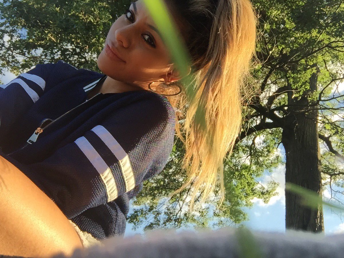 dinahjane's tweet photo. #SelfiesForDinah https://t.co/2Xd8PPQYmq