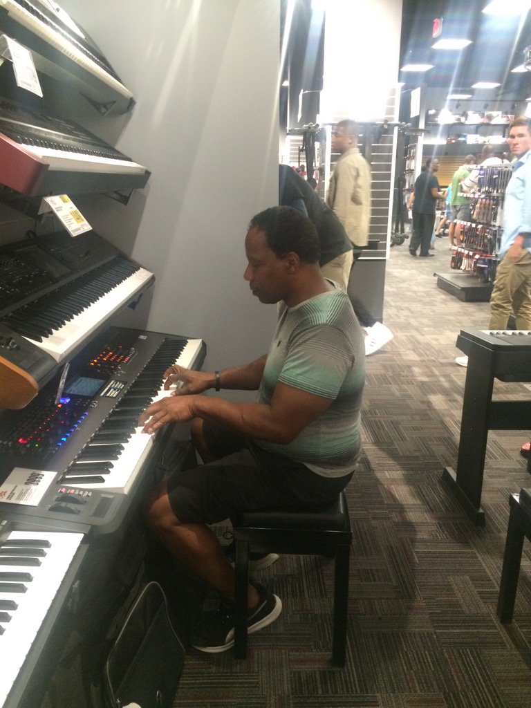copathrills's tweet image. Getting it in Guitar Center Atlanta,GA . Sho Nuff #2Tuff 😎💪💪💪🎹🎤🎶🔥🔥🔥🔥🔥✈️🌎🎈🙏