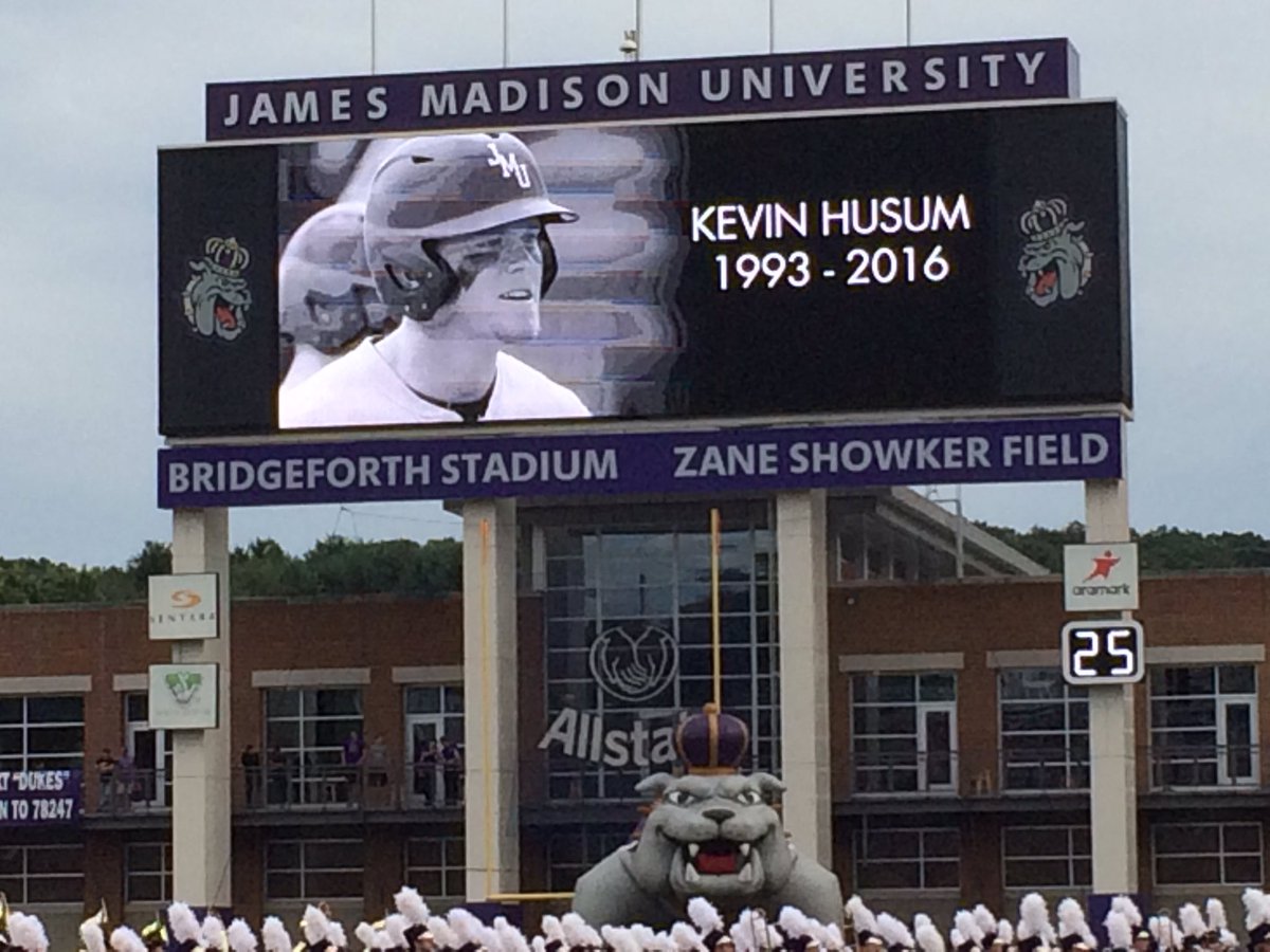 JimmyJackson38's tweet photo. Once a Duke, always a Duke.
@JMUSports &amp; @JMUFootball with a very classy moment of silence before kickoff. https://t.co/EHAVYvGNqO