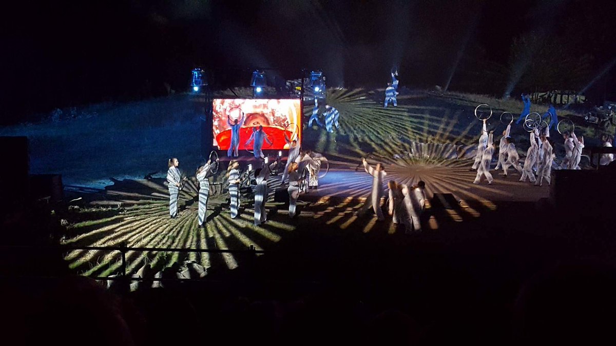 Walkyre "Onderweg naar later" in Oude dierentuin Emmen. Genoten van choreografie &amp; licht. Het was ook nog even koers