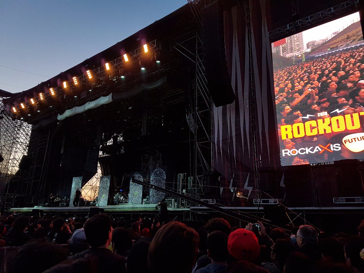 ozkarSte's tweet photo. Entrando en un trance que ni te explico en #Rockout2016 #rammstein #RockOut #Meshuggah https://t.co/5uv5xBcEJ4