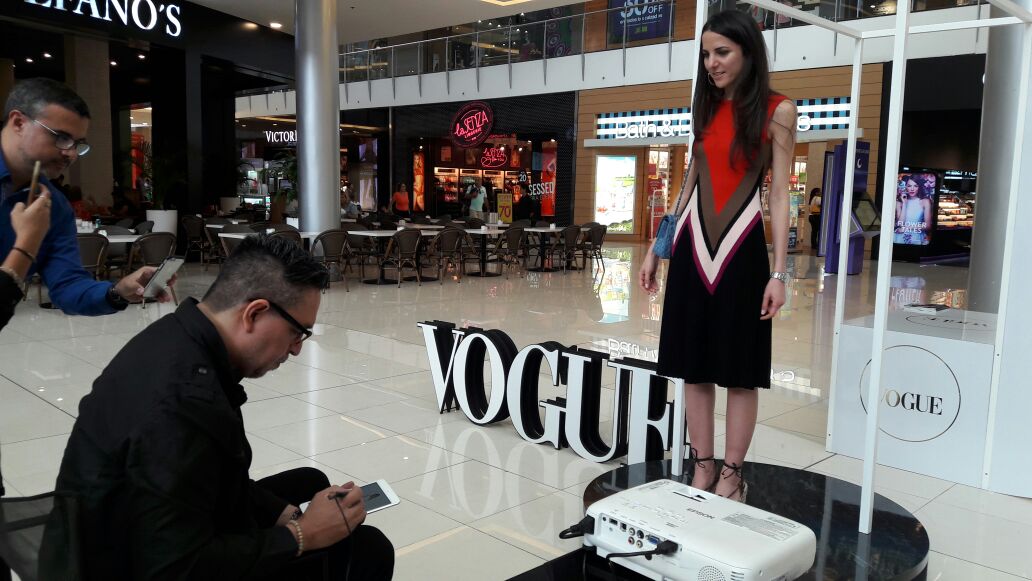 MiaLaRevista's tweet photo. @jaimelunacouture hace un #stylesketch a la directora creativa de @voguemagazine @kellytalamas en #vogueenvivopanama https://t.co/E6HslfCeaO