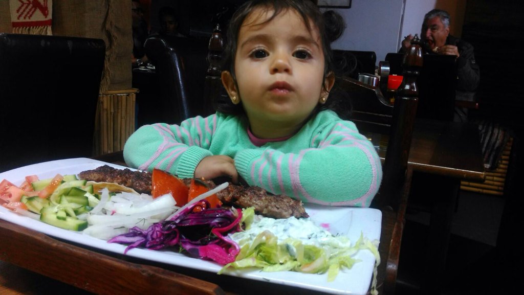 redalert2016's tweet photo. La familia yazidí en Bélgica, sigue atendida por voluntario Bert #RedAlertRefugees y hoy toca comida típica #iraquí https://t.co/qfx3tfR9RX