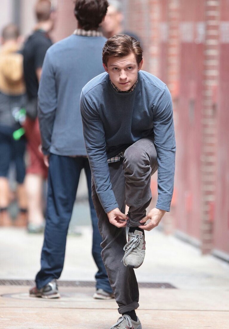 Marvel_Newz's tweet photo. Tom Holland on set for Spider-Man: Homecoming https://t.co/Wlod9sCi6L