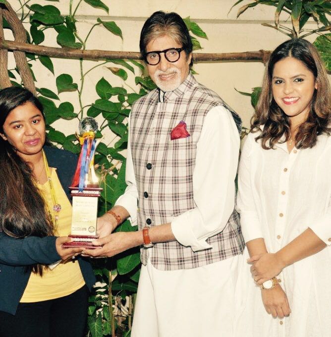 filmy_foodie's tweet photo. @SrBachchan awards @Whistling_Woods student ShraddhaThorat the 'Amitabh Bachchan Scholarship for Excellence in Film' https://t.co/WYpEJYHyL4
