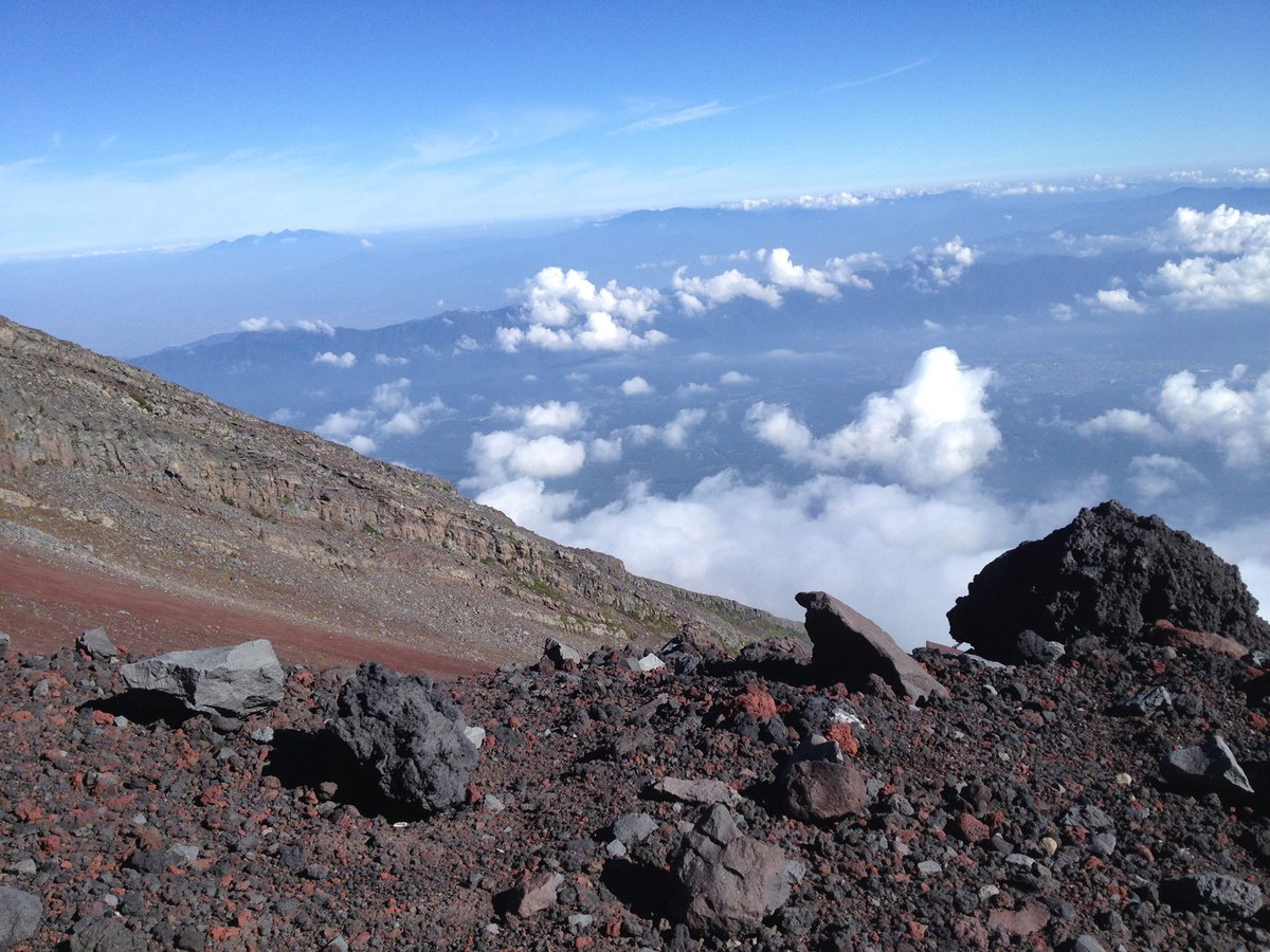 WhoIsMsMariah's tweet photo. #mtfuji #Japan #climber #MemoriesIWontForget #StillStanding but #thepainisreal #wholebodyworkout #Iclimbedamountain https://t.co/3oMvErZa88