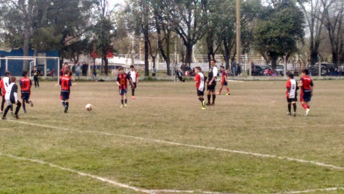 ClubLeonesOK's tweet photo. #FútbolInfantil | Resultados y goleadores de la jornada contra #CDRoca en el #ParqueFNT https://t.co/kn3Ay5E5d9 https://t.co/TyjsXXBXv3
