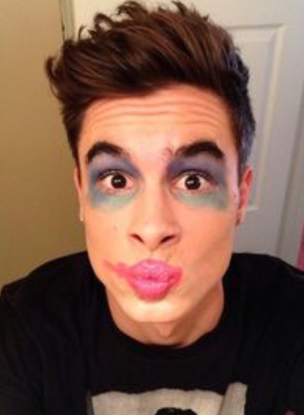 Nick80972849's tweet photo. @KianAndJc @KianLawley Me trying to do makeup💄 https://t.co/h6GwcX4pH2