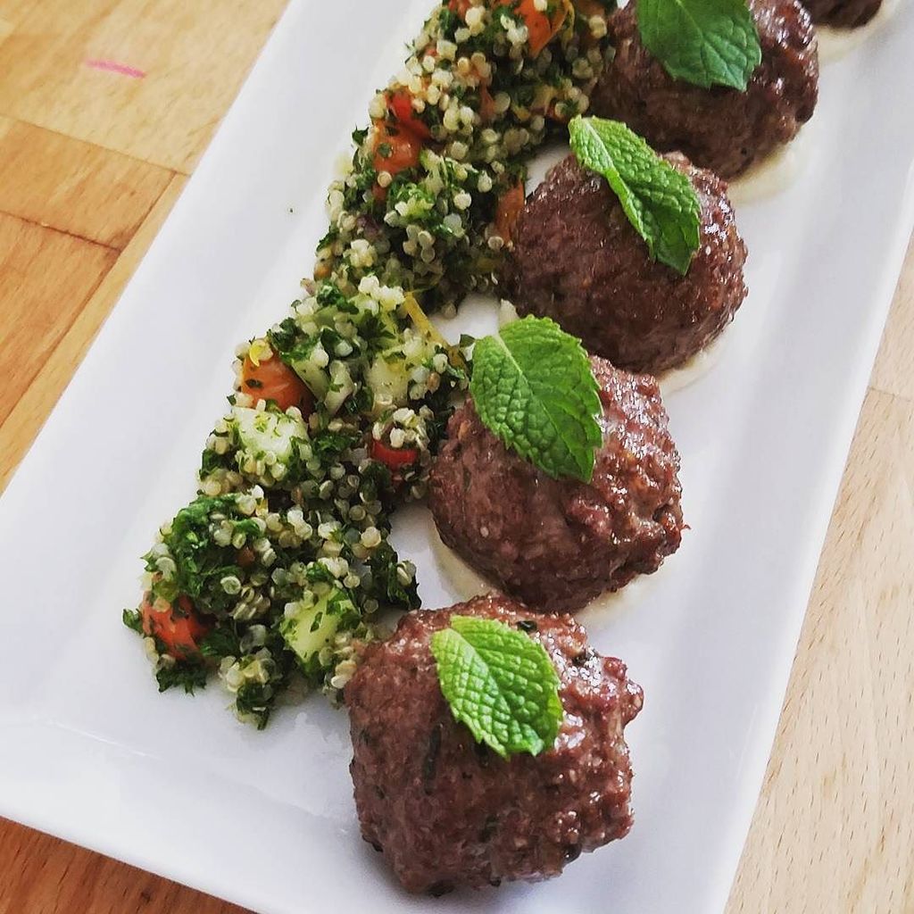 StatusKuoLA's tweet image. Tasty meatballs with quinoa tabbouleh!  Enjoy your long weekend! ift.tt/2bYUlVO