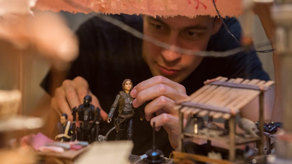 #GoRogue behind-the-scenes with a look at the toy-sized adventure inspired by #RogueOne. starwars.com/news/go-rogue-…