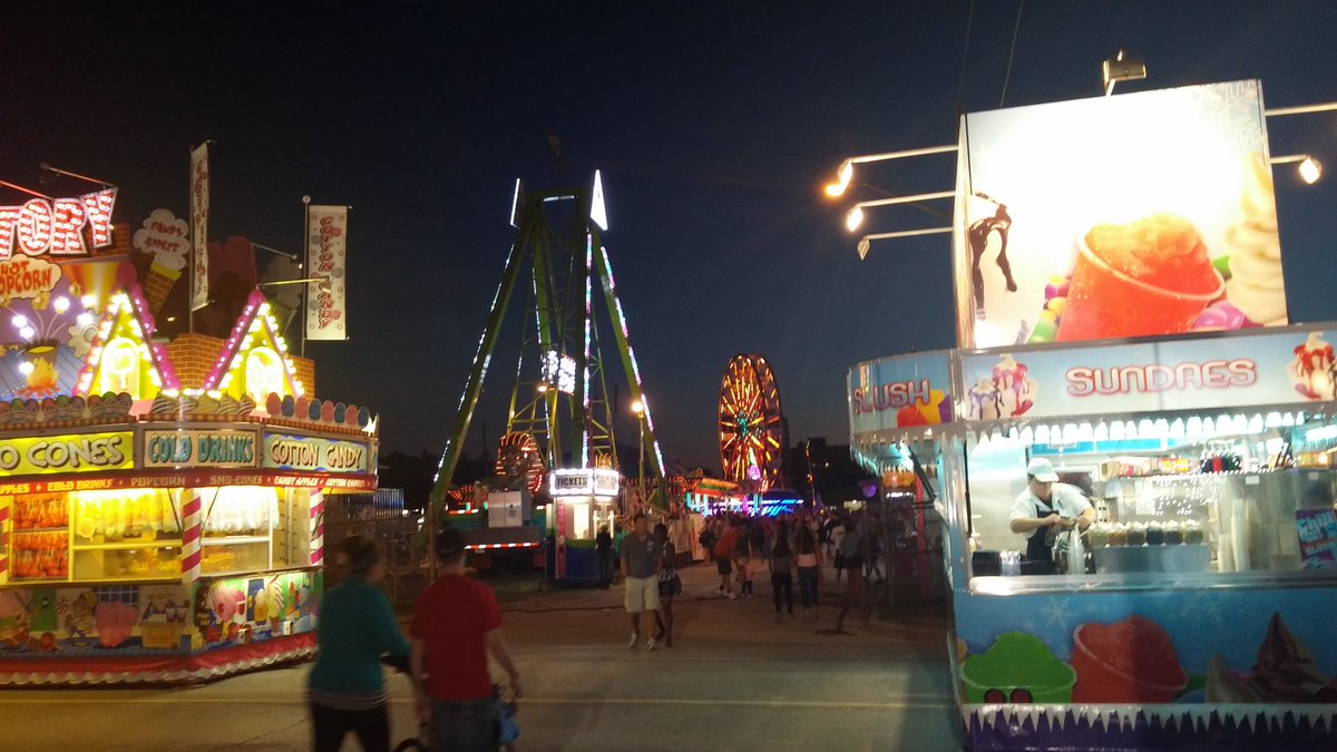 Jwls81's tweet photo. #QuinteEx #BellevilleFair @BellevilleON @FilPhillips #Otherchilddidntwantpictaken
#minidonuts #Greatnight https://t.co/jYALr2Opsy