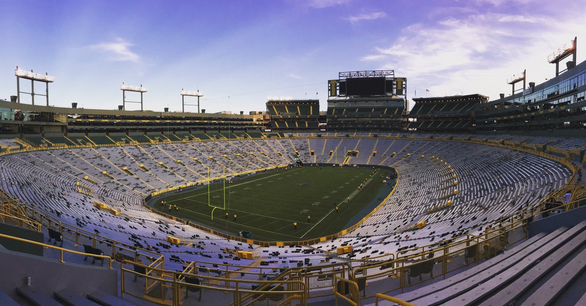 CollegeGameDay's tweet image. Goodnight from Lambeau. See you next week in Bristol, Tennessee!