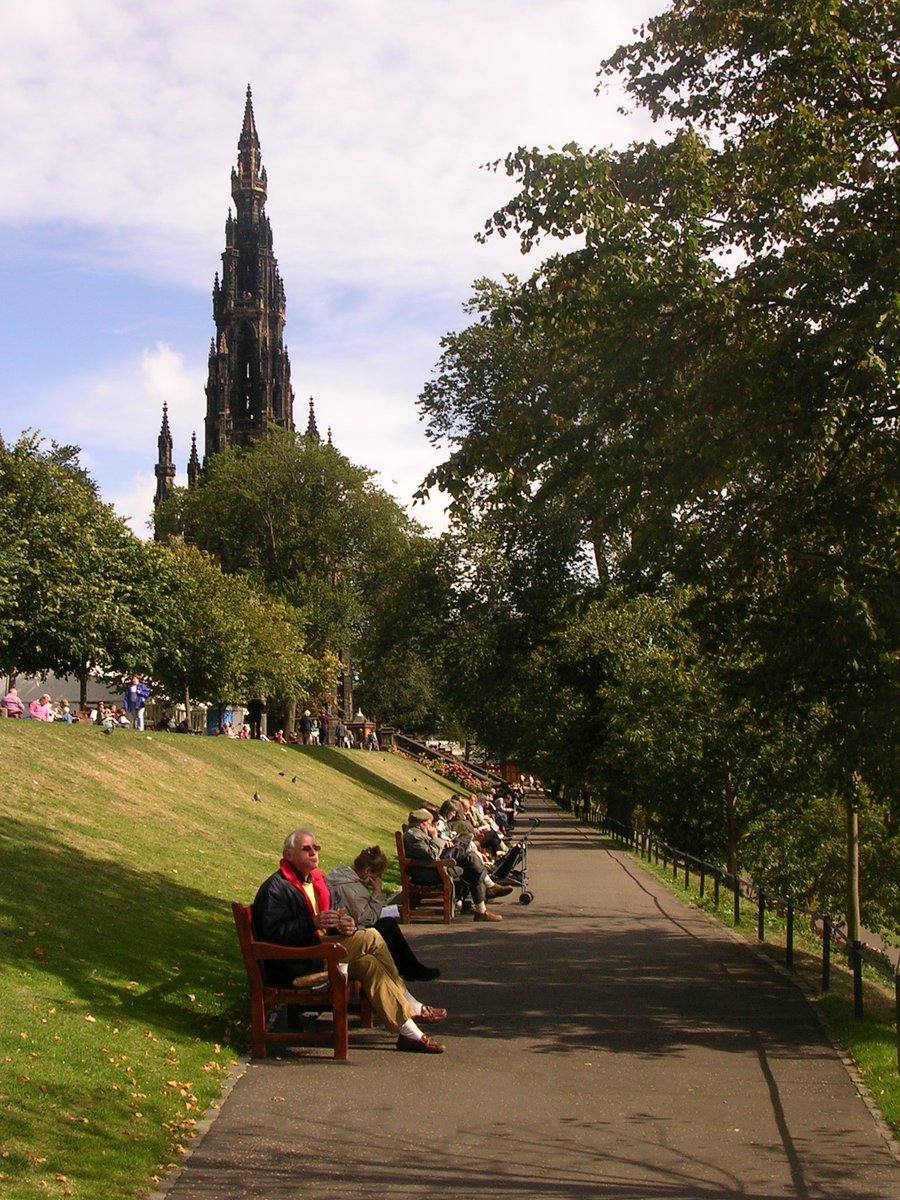 cuaternaque's tweet photo. Princess Gardens, Edinburgh. #edinburgh #princessgardens #scotland #uk #tourism #cityescape #city  #photography https://t.co/ofGqzCZgoR
