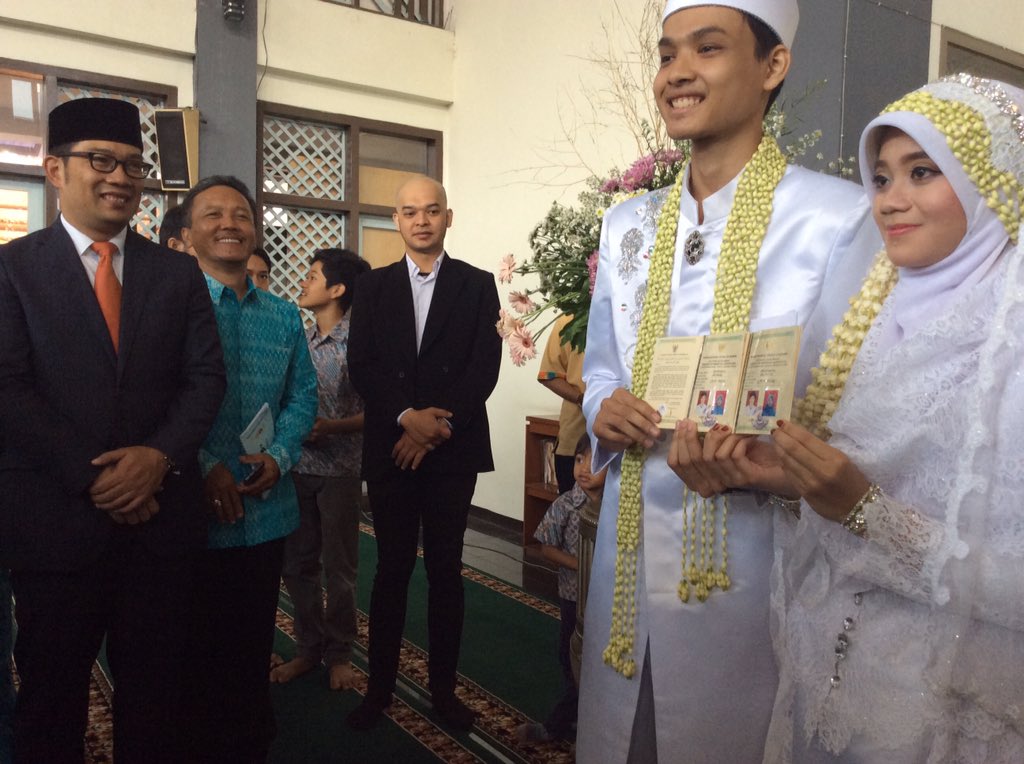 ridwankamil's tweet photo. Memberi kebahagiaan kecil dengan Menjadi saksi dan mengantar nikah 2 warga Bandung: Kang Zuhdan dan Kang Apep https://t.co/P5SBF9QK7V