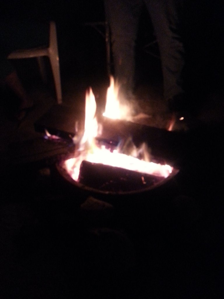 OxthatRocks's tweet photo. Last real summer logger fire for the year.#endofsummer https://t.co/lh2IYikBvn