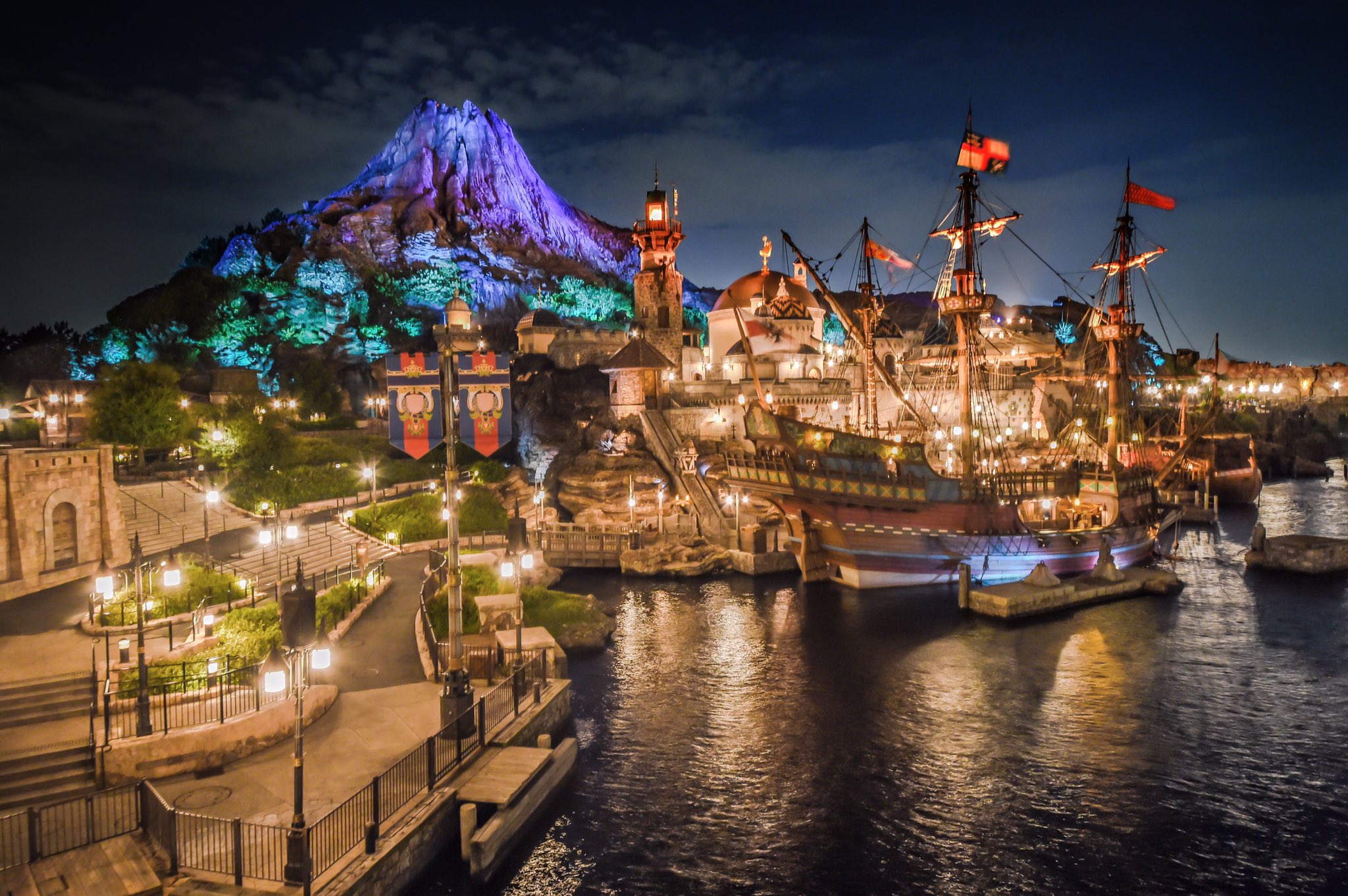 Takahiro Toh 東京ディズニーシー15周年 夜のシーは自分の夜景写真の原点なんですよね それにしても今日で15周年か おめでとうございます T Co 9zq8e5x8rz Twitter