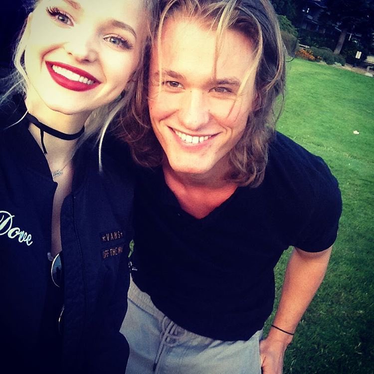 DoveJapan's tweet photo. Descendants2 でGastonの息子 Gilを演じる @DylanPlayfair がinstaglamにDoveとのツーショットを投稿！
仲が良いですね🌹 https://t.co/eYd8pS0CYD