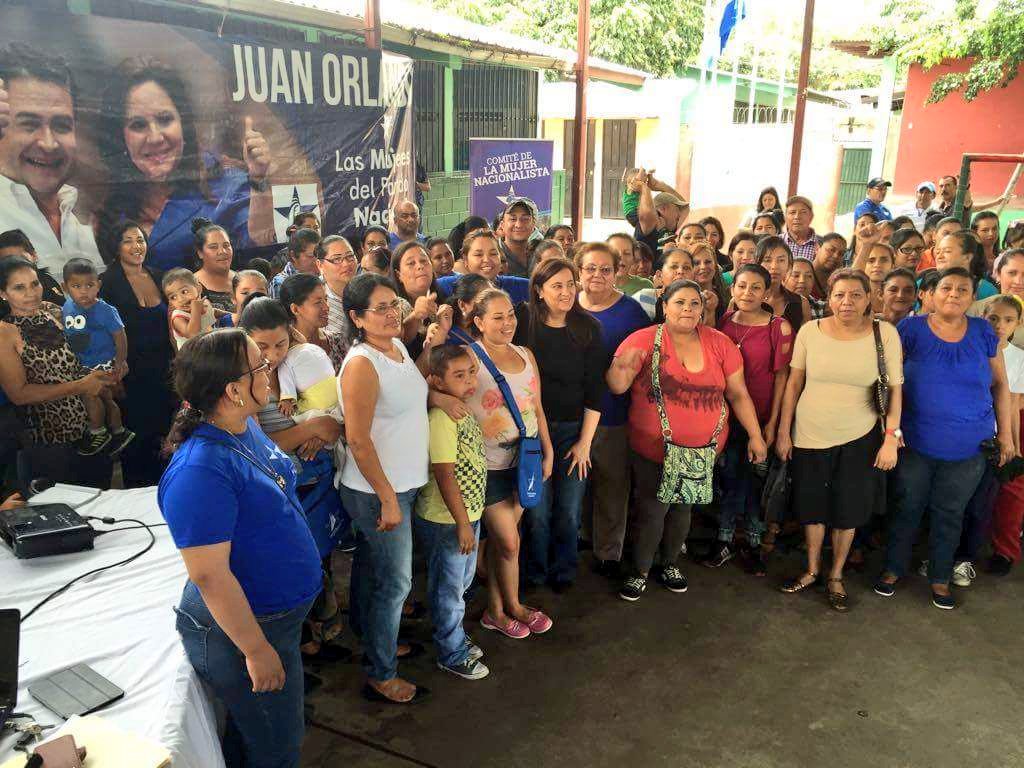 PNH_oficial's tweet photo. Mujeres #PNH realizaron un conversatorio motivacional en Res. Cañada en el #DC. #ComiteDeLaMujer https://t.co/AgKBrf9Brm