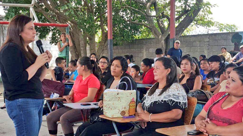 PNH_oficial's tweet photo. Mujeres #PNH realizaron un conversatorio motivacional en Res. Cañada en el #DC. #ComiteDeLaMujer https://t.co/AgKBrf9Brm