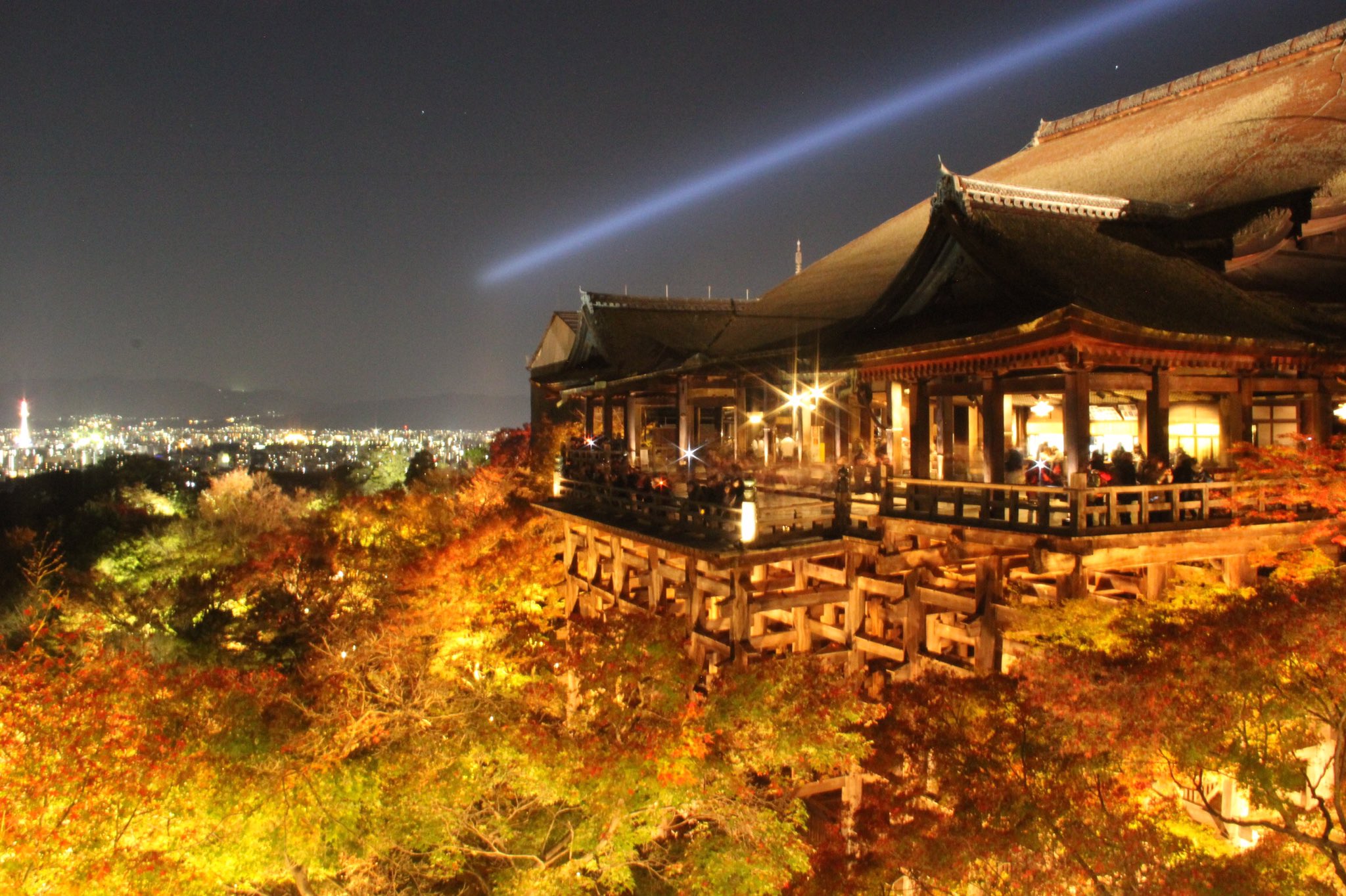 絶景トラベラー 清水寺 京都府 京都市東山区 坂上田村麻呂が建てた 京都の舞台で有名な清水寺 3月に行われる東山花灯路以外では 桜と紅葉のシーズンのみ特別夜間拝観が行われている 特に紅葉シーズンは参拝者で溢れる為 夜8時以降に行くことを勧めます