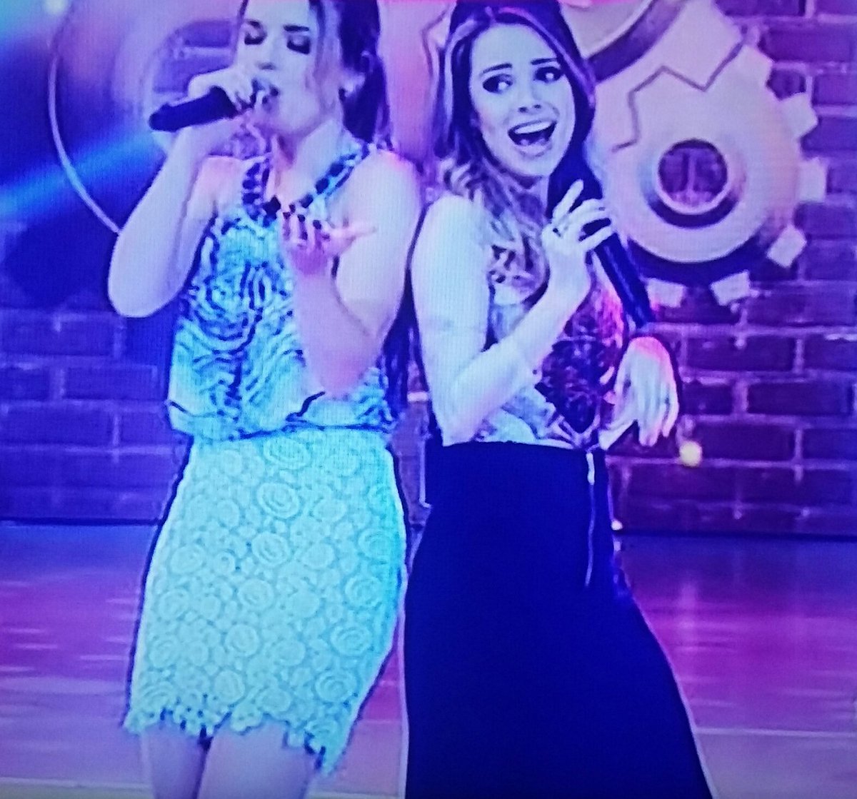 FITY80's tweet photo. Lindas @Thaeme e @SandyLeah ♡ #ThaemeNoLegendarios #Sandy #ThaemeeThiago https://t.co/u19YeeUaDa