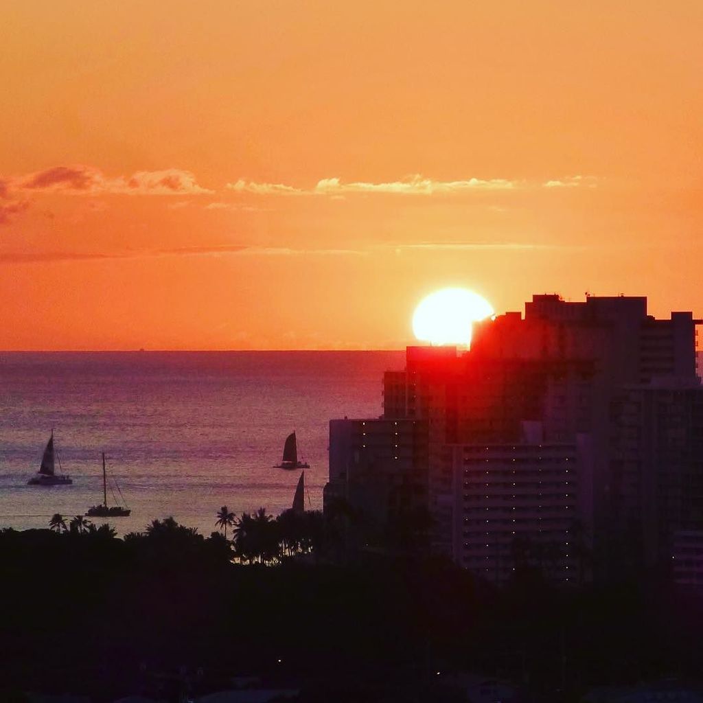 iHeart_Hawaii's tweet image. 海と街がとても近い #ハワイ 。この日見た #サンセット はビル群と重なり合う水平線に太陽が沈んで行く風景でした。 
#ihearthawaii #iheart_hawaii #hawaii #sunsethttps://www.…