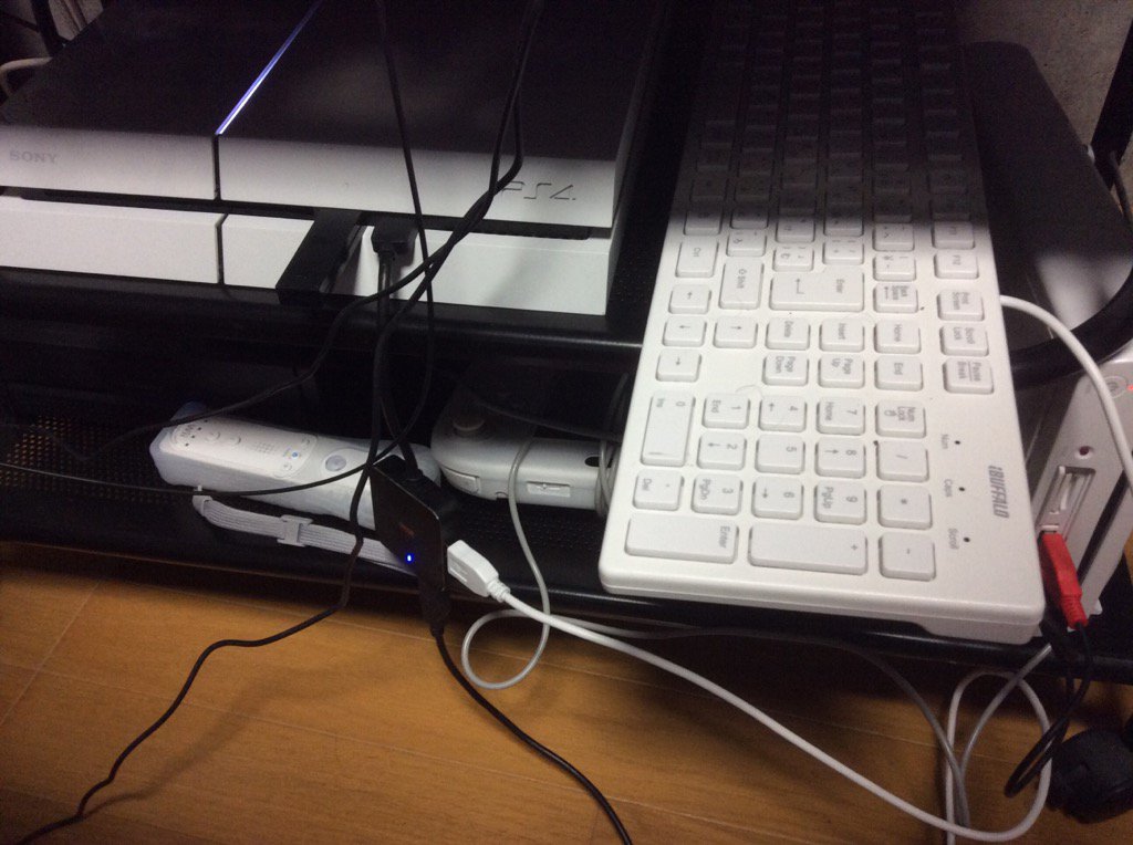 たうさん Pa Twitter ラックに入ってた360とps3どかして裏の絡まりきった配線整理して床置きしてたwiiuとps4をラックに収納したぞい 凄え量のケーブルが出てきた