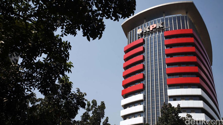 detikcom's tweet image. Pejabat di Sumsel Ditangkap KPK Saat Terima Suap Terkait Perizinan detik.id/698sYY