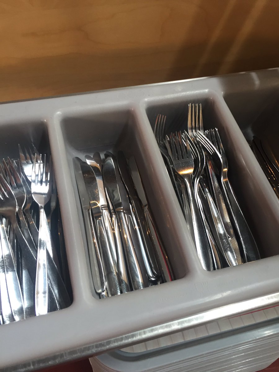 decockc's tweet image. De belachelijke wetten van bellewaerde. Geen broodmessen naar binnen, en wat vind je in elk restaurant #bellewaerde