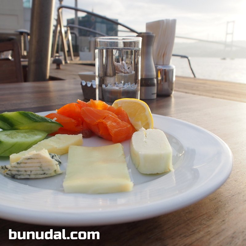 Pazar günün vazgeçilmezi uzun ve keyifli kahvaltılar! Bu manzarada kiminle olmak isterdin? 😍😍🍞🍳☕