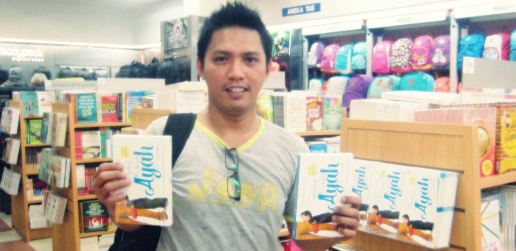 Punggung Ayah ialah penyangga rumah kita. Sayangilah dia selagi masih bisa melihat ia senyum 

*BukuTerimakasihAyah