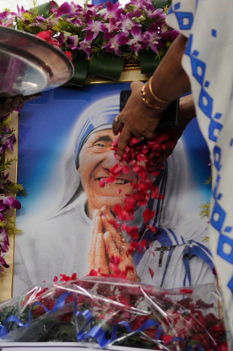 Samir Jana (@samirjanaht) on Twitter photo Peoples outside #MotherHouse before #Canonization #Kolkata offering flower & love <a href="/htTweets/">Hindustan Times</a> <a href="/htkolkata/">@htkolkata</a> Peoples outside #MotherHouse before #Canonization #Kolkata offering flower & love <a href="/htTweets/">Hindustan Times</a> <a href="/htkolkata/">@htkolkata</a>