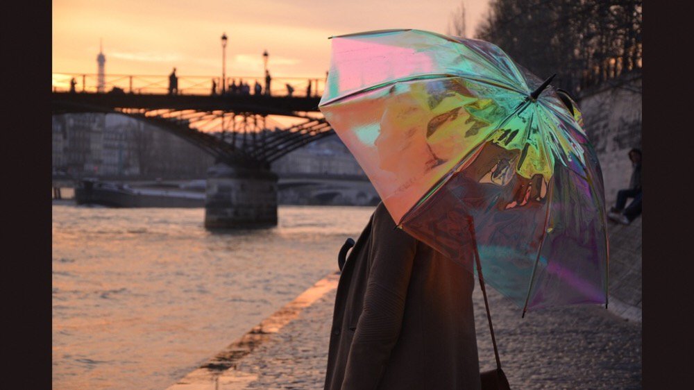 ByeByeMoneyA's tweet image. 절대 잃어버릴 일 없는 스마트 우산☂🤖
일기 예보 상 비가 온다고 하면 알려주고,⛈
두고 가면, 소리를 내어 위치를 알려주고,📍
케블라 소재로 만들어져서 엄청 튼튼하다고 해요.💪
거기에 색깔도 이쁨😝