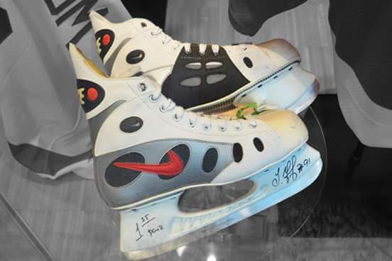 submarino Duque adecuado Hockey Hall of Fame on Twitter: "First pair of white Nike skates worn by  Sergei Fedorov of the @DetroitRedWings in 1996. See them today at the HHOF.  https://t.co/ucgsVLB9yt" / Twitter