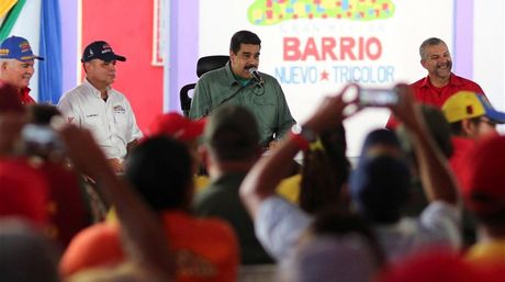 ElNacionalWeb's tweet photo. Maduro sufre de cerca la impaciencia: fue increpado y abucheado https://t.co/dNWsoaL431 https://t.co/PdBvlhNqs2