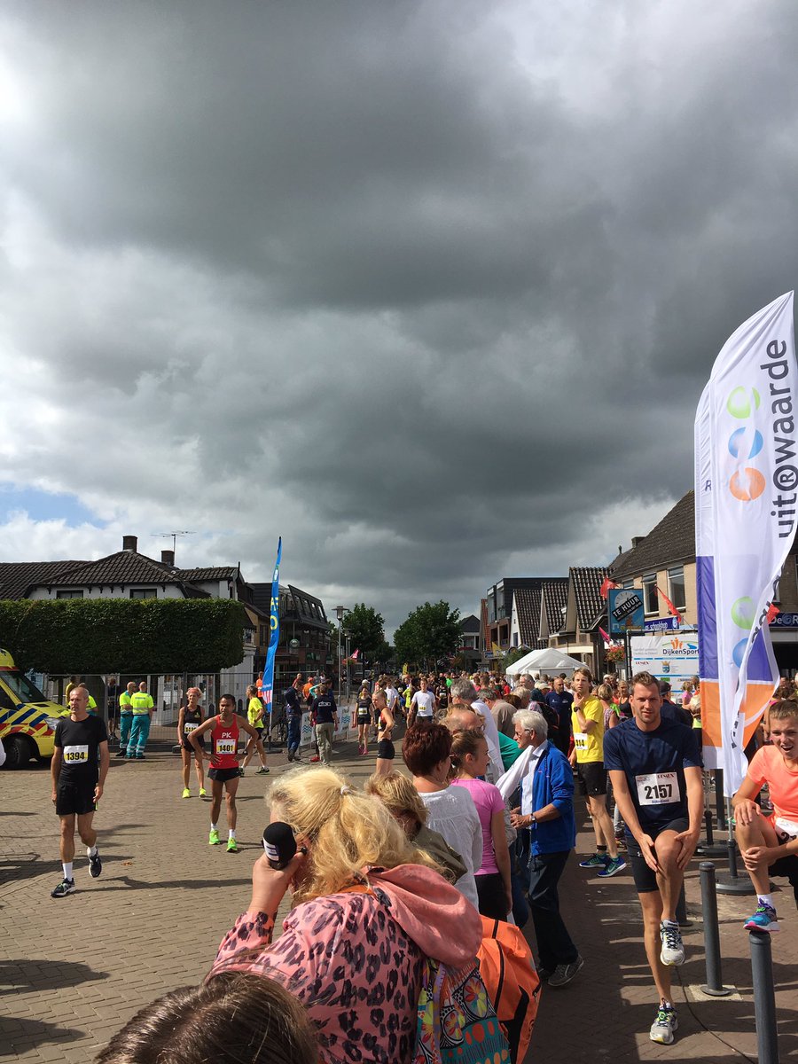 dpvantoor's tweet photo. Dreigende lucht voor start #dijkenloop #5km. Hopen dat het droog blijft! https://t.co/JsowbMEilO