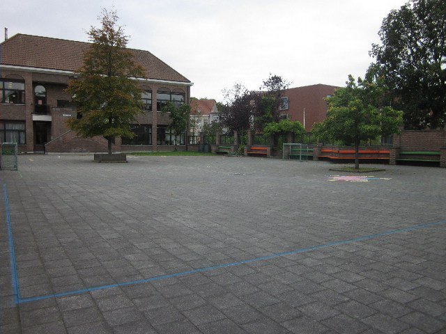 GenageldDuffel's tweet photo. School opent deuren zonder leerlingen https://t.co/UsOf4eh1dc https://t.co/GpxrXqe3AZ