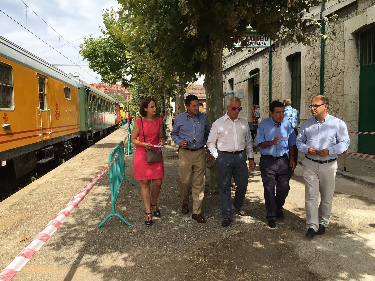 AyuntamientoVLL's tweet photo. .@velezpsoe, junto a @Dip_Va, inaugurando #ExposiciónFerroviaria de #ASVAFER... Estas #FiestasVLL2016 sube al tren 🚂 https://t.co/xDfIieERPF